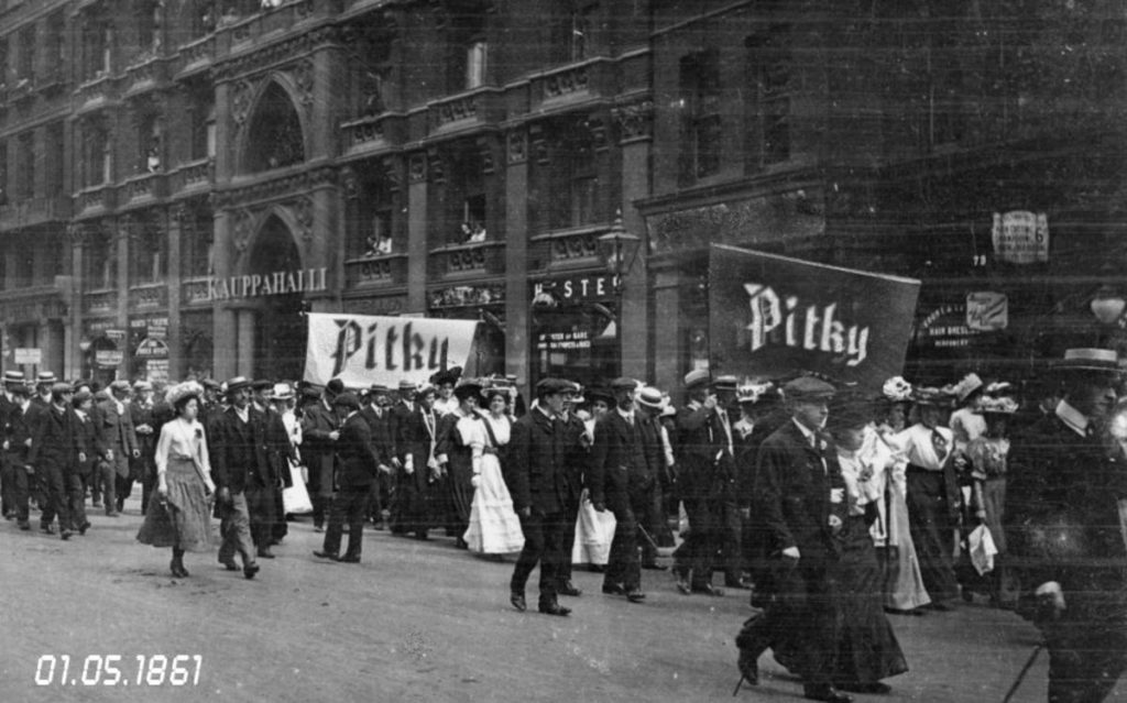 Kuva kulkueesta Pitky-banderollien kanssa 1.5.1861