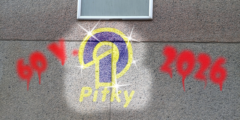 Pitkyn logo kiviseinässä. Sen vierellä vasemmalla punaisella spreijattu teksti 60 v., ja oikealla teksti 2026.